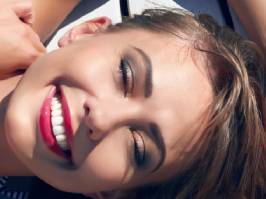 Mujer con blanqueamiento dental 