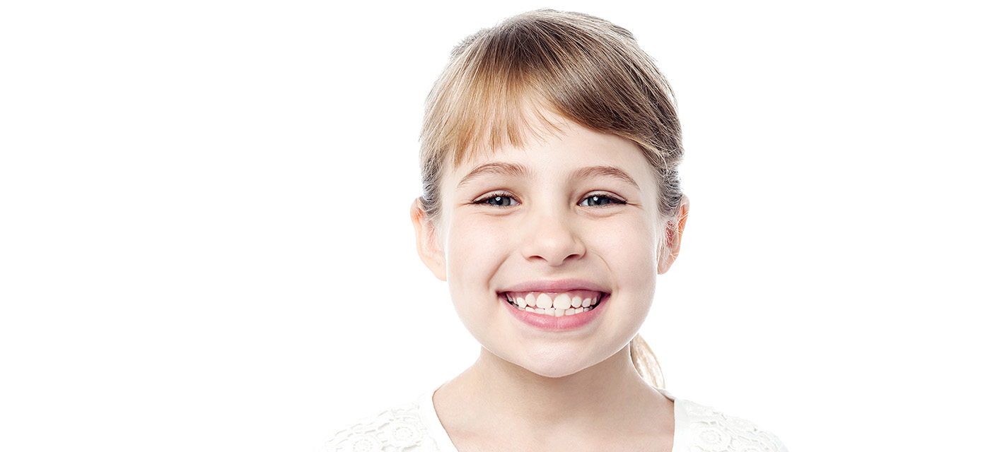 niña con dentición mixta