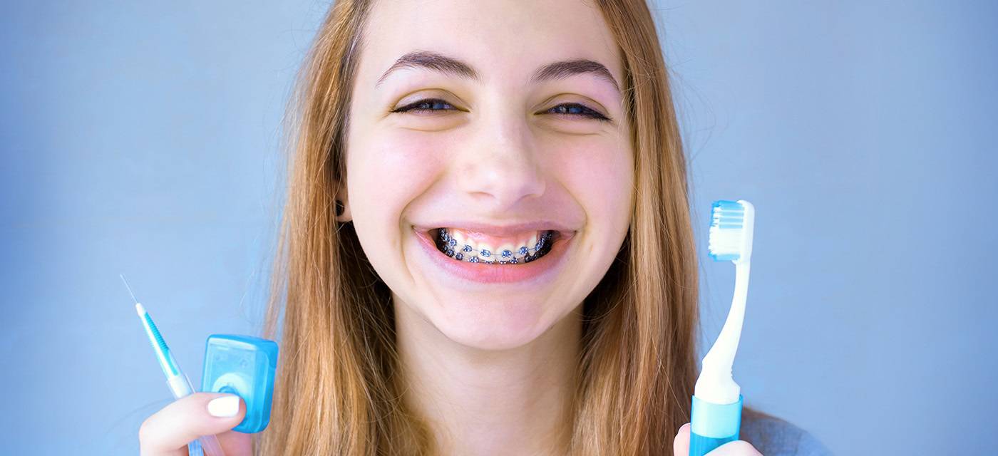 mujer con brackets de autoligado