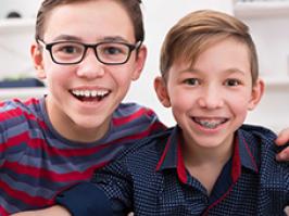 Niños con brackets