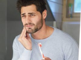 Hombre con dolor de muela