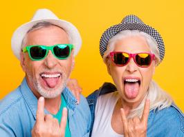 Adultos Mayores con Gafas Negras sonriendo