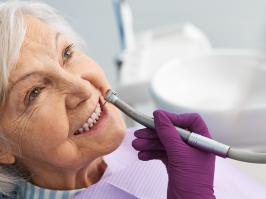 Dentista quitando sarro de los dientes